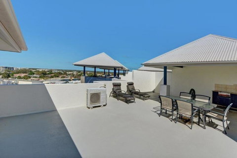 Raffles Mooloolaba - Foster Accommodation 4