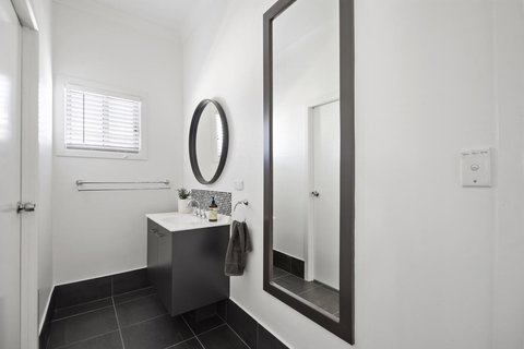 The Lighthouse - Foster Accommodation 13