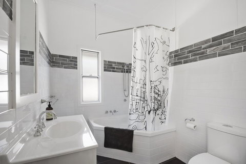 The Lighthouse - Foster Accommodation 14