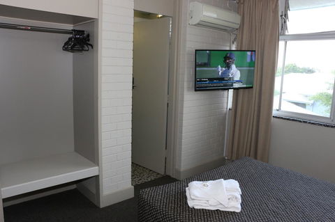 Brighton Hotel - Foster Accommodation 9
