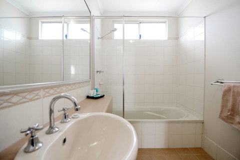 Wavecrest Village & Tourist Park - Foster Accommodation 3