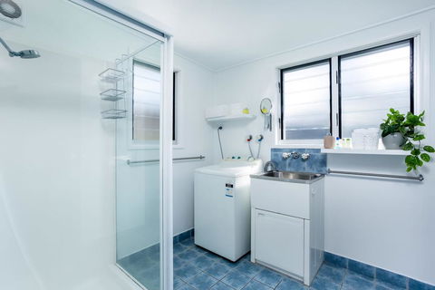 Wayfarers Beachouse - Rainbow Beach, Everything You Need, Just Metres To The Beach - Foster Accommodation 1