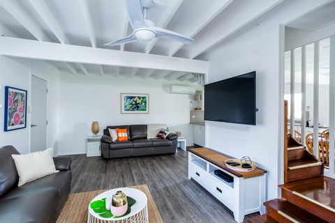 Wayfarers Beachouse - Rainbow Beach, Everything You Need, Just Metres To The Beach - Foster Accommodation 2