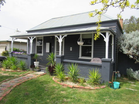 Welcome Stranger Cottage - Foster Accommodation 0