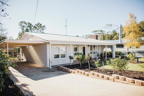 White On Wright Clare - Foster Accommodation 1