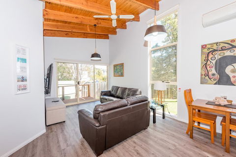 Wineglass - Foster Accommodation 3