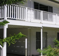 Wonky Pine Beach House NARRWALLEE- 4 bedroom - Foster Accommodation