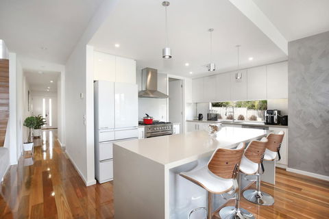 Xus Residence - Foster Accommodation 3
