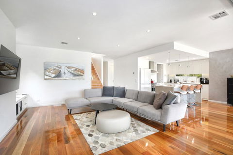 Xus Residence - Foster Accommodation 2