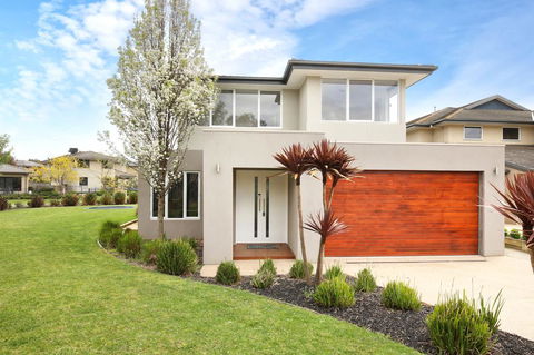 Xus Residence - Foster Accommodation 0