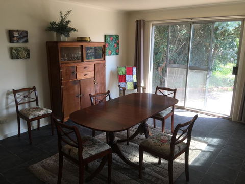 Yarram Cottage: Art And Accommodation - Foster Accommodation 3