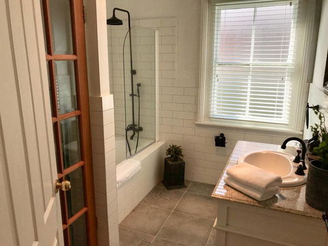 YSG The Edward Townhouse 153 - Walk To Town - Foster Accommodation 2