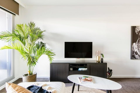 Lux 2BR On Hindmarsh SQ - Foster Accommodation 2