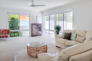 Relax At Bokarina Beach House Walk To Beach Relax By The Pool - Foster Accommodation 5