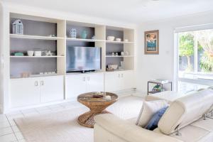 Relax At Bokarina Beach House Walk To Beach Relax By The Pool - Foster Accommodation 6