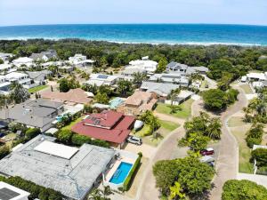 Relax At Bokarina Beach House Walk To Beach Relax By The Pool - Foster Accommodation 4