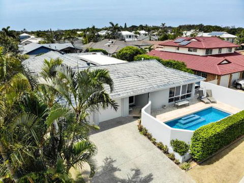 Relax At Bokarina Beach House Walk To Beach Relax By The Pool - Foster Accommodation 2