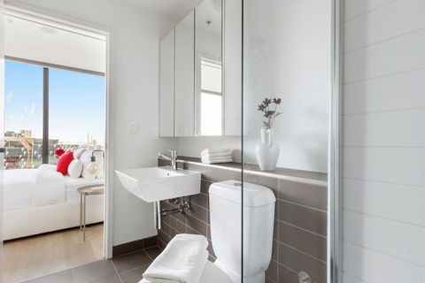 A 2BR Apt With Harbour Views And FREE Parking - Foster Accommodation 2