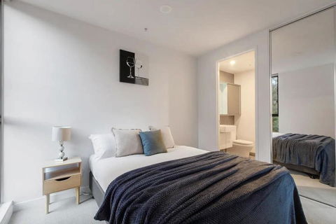A 3BR Apt Next To Melbourne Zoo FREE Parking - Foster Accommodation 1