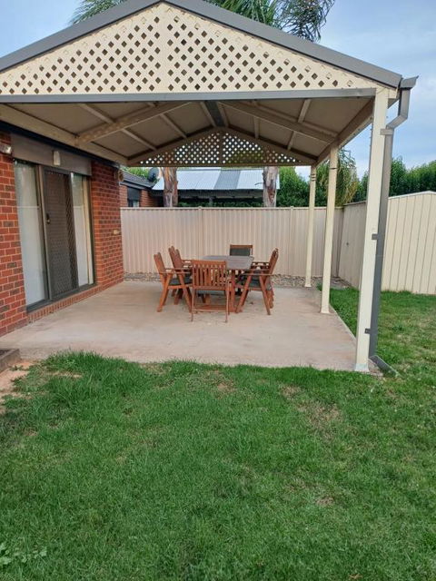 A Beautiful And Spacious Home - Foster Accommodation 2
