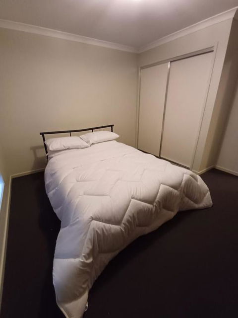 A Beautiful And Spacious Home - Foster Accommodation 3