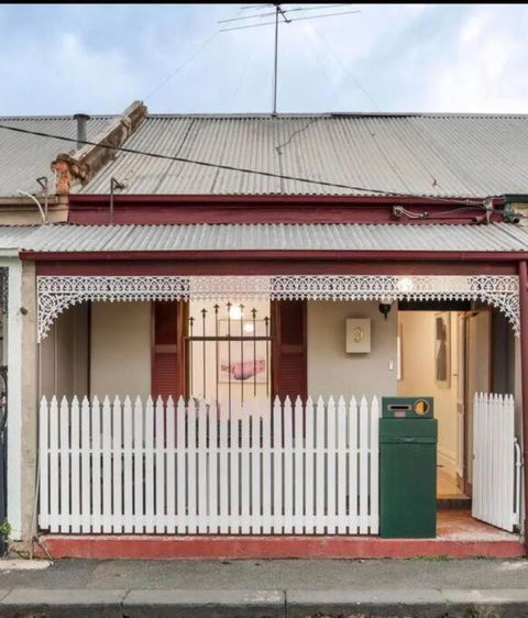A Beautiful Terrace House With Parking & Courtyard - Foster Accommodation 0