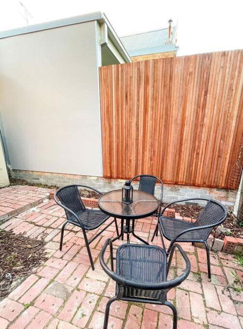 A Beautiful Terrace House With Parking & Courtyard - Foster Accommodation 3