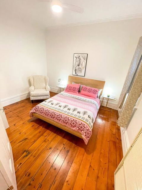 A Beautiful Terrace House With Parking & Courtyard - Foster Accommodation 4