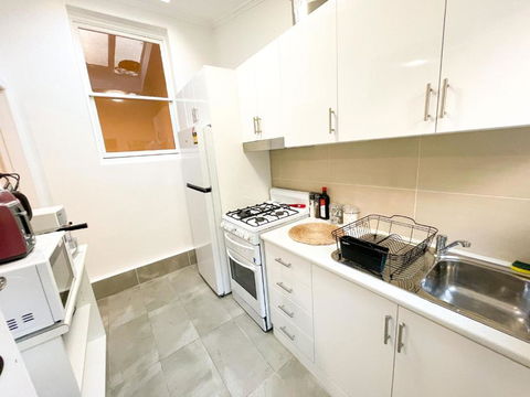 A Beautiful Terrace House With Parking & Courtyard - Foster Accommodation 2