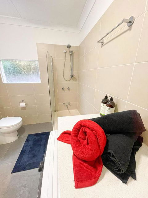 A Beautiful Terrace House With Parking & Courtyard - Foster Accommodation 1