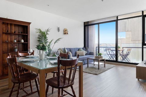 A Chic 2BR Apt Near Melbourne Uni FREE Parking - Foster Accommodation 0