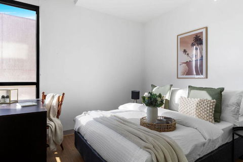 A Chic 2BR Apt Near Melbourne Uni FREE Parking - Foster Accommodation 1