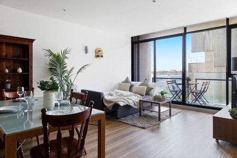 A Chic 2BR Apt Near Melbourne Uni FREE Parking - Foster Accommodation 2