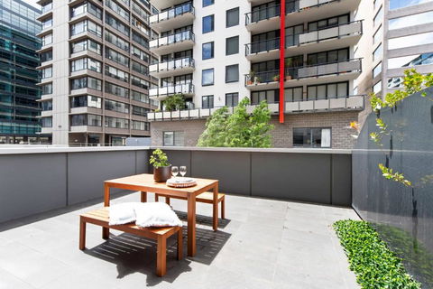 A Chic Apt With A Large Balcony Next To Grand Prix - Foster Accommodation 2