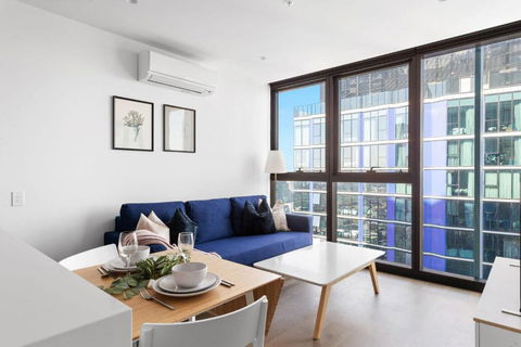 A Cozy & Comfy 2BR Apt Up In The Clouds Near CBD - Foster Accommodation 3