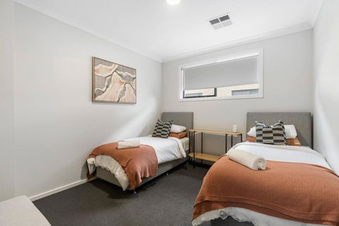 A Plus Location Views Games Balcony BBQ And Dining - Foster Accommodation 4