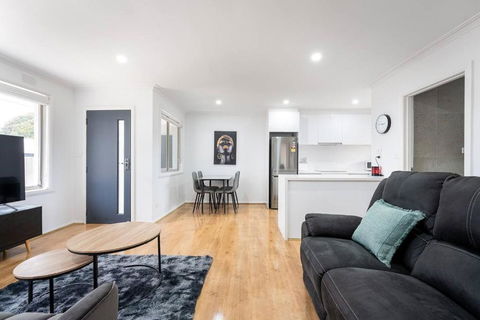 A Private Hideaway With Large Backyard And CarParks - Foster Accommodation 3