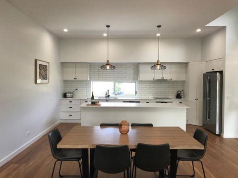 A Sanctuary At Denhams - Family & Pooch Friendly - Foster Accommodation 0
