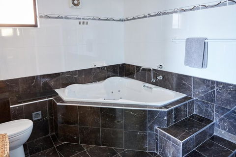A Stones Throw At Mollymook Beach - Foster Accommodation 1