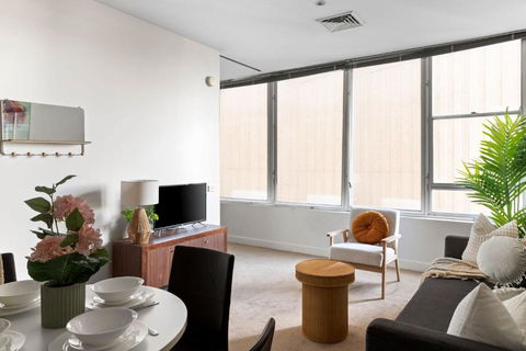 A Stylish & Central 2BR Apt Near Flinders Station - Foster Accommodation 2