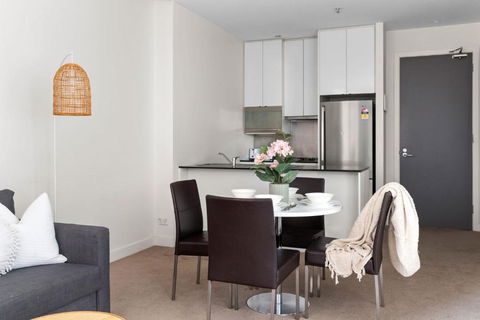 A Stylish & Central 2BR Apt Near Flinders Station - Foster Accommodation 4