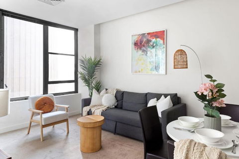 A Stylish & Central 2BR Apt Near Flinders Station - Foster Accommodation 1
