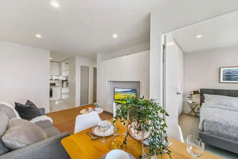 A Stylish & Modern 2BR Apartment Fantastic Views - Foster Accommodation 4