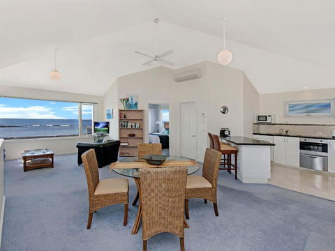 A Top Deck - Foster Accommodation 4