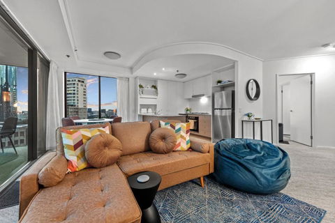 A Touch Of Class - 2Bed-2Bath-1Car-Balcony-Views - CBD - Foster Accommodation 2
