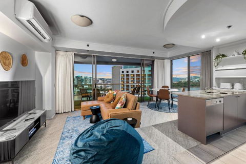 A Touch Of Class - 2Bed-2Bath-1Car-Balcony-Views - CBD - Foster Accommodation 1