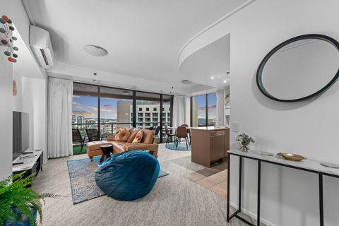 A Touch Of Class - 2Bed-2Bath-1Car-Balcony-Views - CBD - Foster Accommodation 0