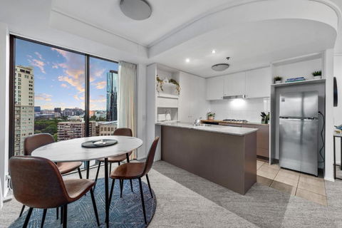 A Touch Of Class - 2Bed-2Bath-1Car-Balcony-Views - CBD - Foster Accommodation 3