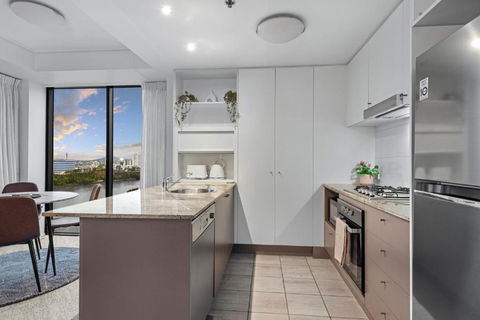 A Touch Of Class - 2Bed-2Bath-1Car-Balcony-Views - CBD - Foster Accommodation 4