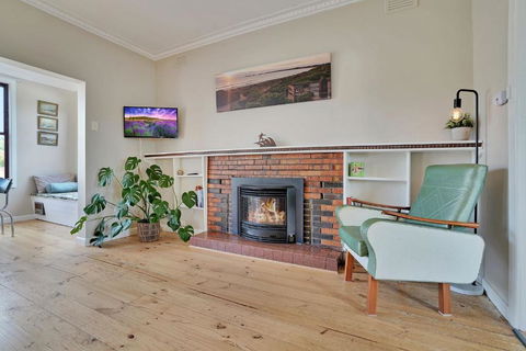 A Wave From It All - Foster Accommodation 3